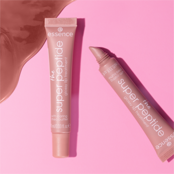 Dwie różowe tubki essence the super peptide glossy lip treatment, jedna stojąca, druga leżąca na różowym tle, z rozlanym produktem.