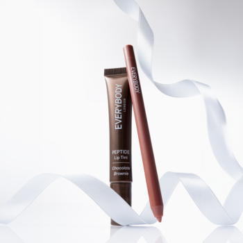 EVERYBODY HIPTIPS Chocolate Brownie lip tint i kredka do ust, na białym tle z białą wstążką.