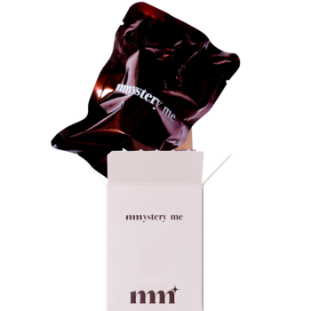 Błyszczący sachet mystery.me do pielęgnacji, częściowo wysunięty z białego pudełka z logo mmi, przód.