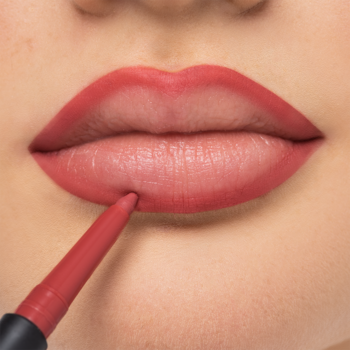 ARTDECO Mineral Lip Styler, trwała kredka w koralowym odcieniu, precyzyjnie konturuje usta modelki.