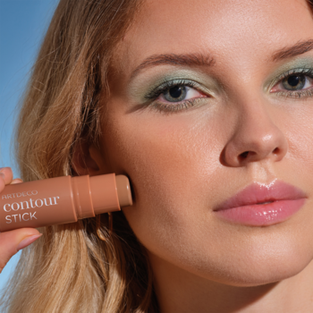 Kobieta nakłada ARTDECO kremowy sztyft do konturowania na policzek, podkreślając rysy, napis Contour Stick.