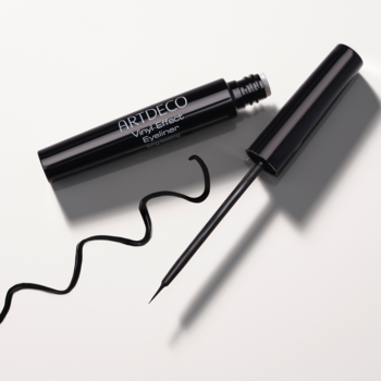 Czarny eyeliner Artdeco High Precision z precyzyjną końcówką, otwarty, na białym tle z narysowaną kreską.