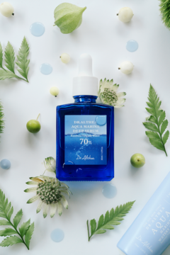 DR. ALTHEA Aqua Bamboo Deep Serum, niebieska butelka z zakraplaczem, na białym tle z roślinami, widok z góry.