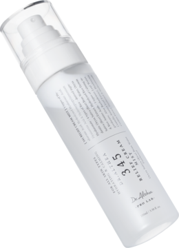 Dr. Althea 345 RELIEF CREAM MIST, biała butelka sprayu z dwufazową formułą, widok pod kątem, czytelna etykieta.