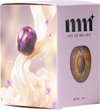 Liliowy kartonik mgiełki mmm plum body and hair mist, z ilustracją latającej śliwki i widokiem połówki z pestką.