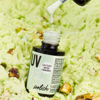 essence UV GEL NAIL 215 Pistachio Gelato, żelowy lakier pistacjowy, butelka w lodach, pędzelek z kroplą.