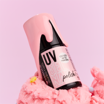 essence studio nails UV GEL NAIL 217, jasnoróżowy lakier zanurzony w roztapiających się lodach, na różowym tle.