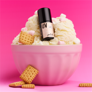 Czarne opakowanie lakieru essence studio nails UV GEL NAIL 220 Melting For Marshmallows w misce lodów, pianek i ciastek.
