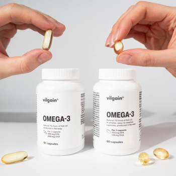 Dwie białe butelki Vilgain Omega-3 Premium 60 kapsułek, złote softgele w dłoniach na białym tle.