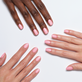 Sally Hansen Miracle Gel Supercharged Pinks, różowy lakier żelowy na dłoniach o różnej karnacji, na białym tle.