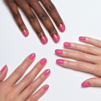 Trzy dłonie z różowym lakierem Sally Hansen Miracle Gel Supercharged Pinks na białym tle. Błyszczący efekt.