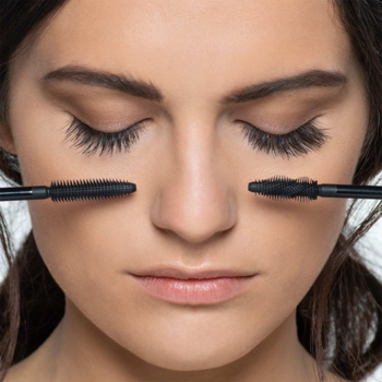 Tusz do rzęs Twist Mascara. Kobieta z zamkniętymi oczami, dwie szczoteczki demonstrują efekt wydłużenia i pogrubienia.