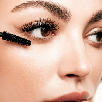 Zbliżenie na oko kobiety, aplikującej ARTDECO Lash Hero Tubing Maskara. Widoczne czarne, wydłużone rzęsy.