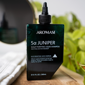 Aromase 5α Juniper Peeling do Skóry Głowy, ciemna butelka z czarnym aplikatorem, widok z przodu.