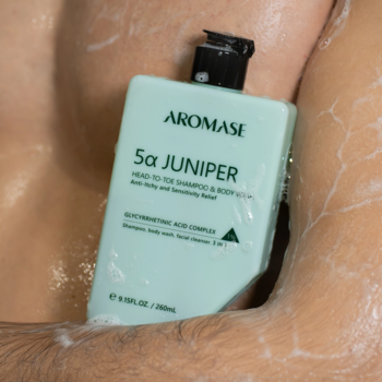 Aromase 5α Juniper 3w1 delikatny szampon i żel w zielonej butelce, trzymany pod prysznicem.