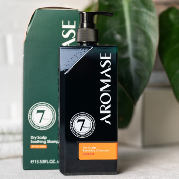 Aromase Dry Scalp Soothing Shampoo 400ml, czarna butelka z pompką, logo '7' i zielone pudełko, widok z przodu.