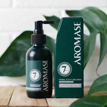 Aromase Herbal Scalp Care Spray w ciemnozielonej butelce z pompką. Obok pudełko. Odświeża skórę głowy.
