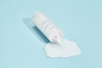 Biała tuba Nacific Uyu Cream Toner, z wylaną, kremową substancją na jasnoniebieskim tle.