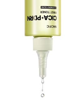 Nacific CICA+PDRN First Toner, zbliżenie na jasnozieloną butelkę i dozownik z opadającymi kroplami toniku.