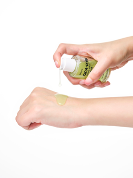Ręka wyciska Nacific CICA+PDRN Calming Serum z zielonej butelki na drugą dłoń, jasny żelowy płyn.