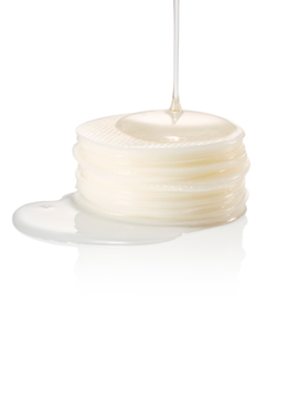 Nacific Rice Pepta Collagen Jelly Gel Pads: stos okrągłych hydrożelowych płatków z ryżem i kolagenem, na które spływa płyn.