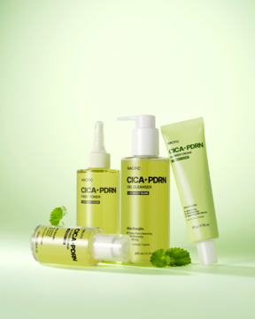 Zestaw Nacific CICA PDRN Skin Care: 4 zielone kosmetyki do twarzy na tle zielonych liści.