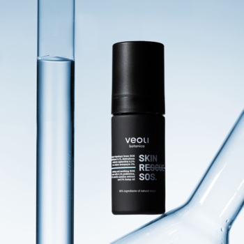Czarne opakowanie Veoli SKIN RESCUE SOS – łagodzący krem do skóry wrażliwej, z probówkami na niebieskim tle.
