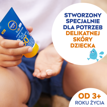 Dziecko aplikuje krem NIVEA SUN Kids SPF 50+ na delikatną skórę, niebieska tubka, widok z bliska.