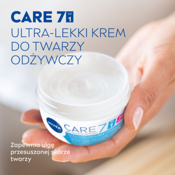 NIVEA Care 7w1 Ultra-Lekki Krem Do Twarzy Odżywczy w białym słoiczku, trzymany w dłoni, z widoczną konsystencją.