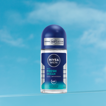 NIVEA MEN Fresh Ocean roll-on, 48h ochrona, morski zapach, niebieska butelka, stojący na błękitnym tle.