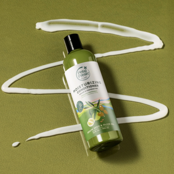 Petal Fresh Pure odżywka nawilżająca z oliwą, zielona butelka leżąca na boku, na oliwkowym tle z białymi smugami.