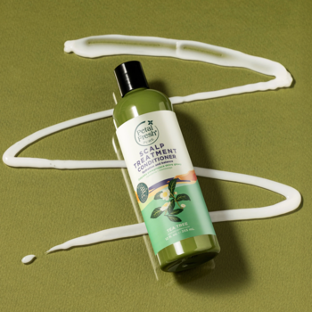 Zielona odżywka Petal Fresh Pure Scalp Treatment z olejkiem herbacianym, otoczona białymi smugami, na ciemnozielonym tle.