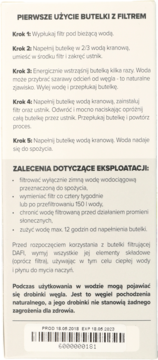 Biała etykieta z instrukcją pierwszego użycia i zaleceń dla butelki z filtrem wody, widoczny kod kreskowy.