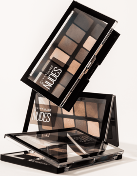 Trzy paletki cieni Maybelline The Nudes, ułożone dynamicznie, z otwartymi wieczkami, ukazującymi 12 odcieni nude.