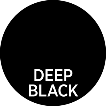 Grafika ReveLASHES: biały napis DEEP BLACK na czarnym tle, symbolizujący intensywny kolor maskary.