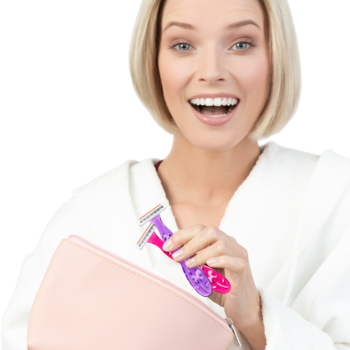 Kobieta w szlafroku wyciąga różowo-fioletowe maszynki BIC Miss Soleil o trzech ostrzach z kosmetyczki.