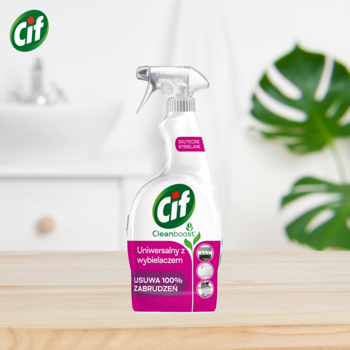 Biała butelka sprayu Cif Cleanboost "Uniwersalny z wybielaczem" z fioletową etykietą, na drewnianym blacie.