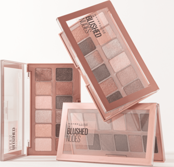 Trzy paletki Maybelline Blushed Nudes z 12 cieniami: otwarta pokazuje matowe i błyszczące róże, beże i brązy.