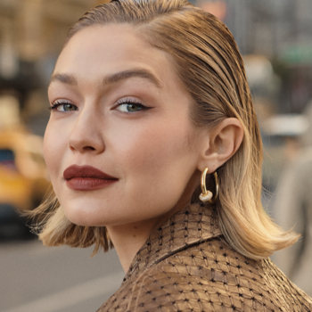 Gigi Hadid z matową szminką Maybelline Super Stay Matte Ink w brązowym odcieniu, zbliżenie twarzy w mieście.