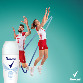 Rexona Cotton Dry 48h antyperspirant w kulce, biała butelka, z boku dynamicznie skaczący siatkarze na niebieskim tle.