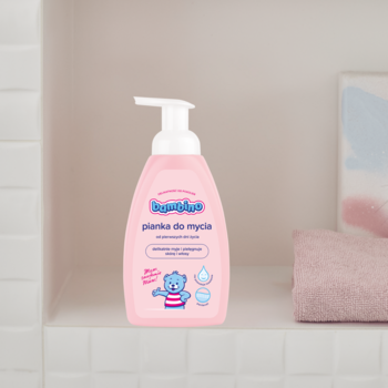 Pianka do mycia Bambino 500ml dla niemowląt w różowej butelce z pompką, z misiem, widok z przodu na jasnej półce.