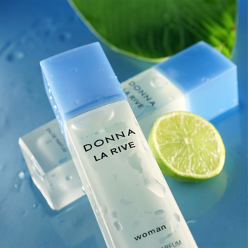 Damska woda perfumowana La Rive Donna: dwie podłużne butelki z błękitnymi nakrętkami, cytryna, krople wody.