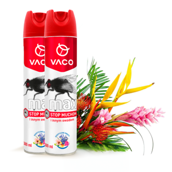 Dwa białe aerozole VACO mamax 300ml na muchy, z wizerunkiem muchy, stojące prosto obok tropikalnych kwiatów.
