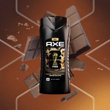 AXE męski żel pod prysznic 3w1 Dark Temptation w czarnej butelce, FIFA, widok z przodu na tle czekolady.