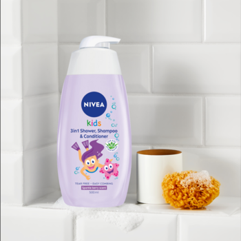 Fioletowy NIVEA KIDS 2w1 żel do mycia w butelce z pompką, z syrenką, owocowy zapach, na kafelkowym tle.