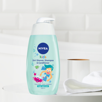 Nivea Kids 2w1 szampon i żel pod prysznic w turkusowej butelce z pompką, z kreskówkowymi postaciami.