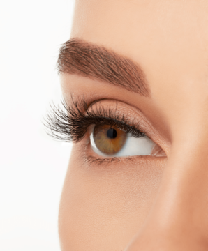 Zbliżenie na prawe oko modelki, prezentujące delikatne sztuczne rzęsy Ardell Naked, brązowa tęczówka z profilu.