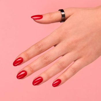 Semilac 231 Girl on Fire, lakier hybrydowy. Dłoń z wyraziście czerwonymi, owalnymi paznokciami, czarny pierścień.