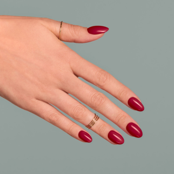 Dłoń z migdałowymi paznokciami w lakierze hybrydowym Semilac 071 Deep Red, głęboka chłodna czerwień.