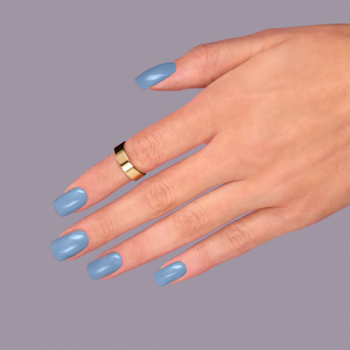 Lakier hybrydowy Semilac 545 Time to Fly. Dłoń z paznokciami w delikatnie chłodnym błękicie, złoty pierścionek.